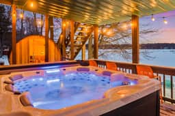 Water's Edge—Pocono lakefront—Hot tub & sauna