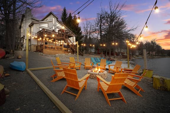 Water's Edge—Pocono lakefront—Hot tub & sauna